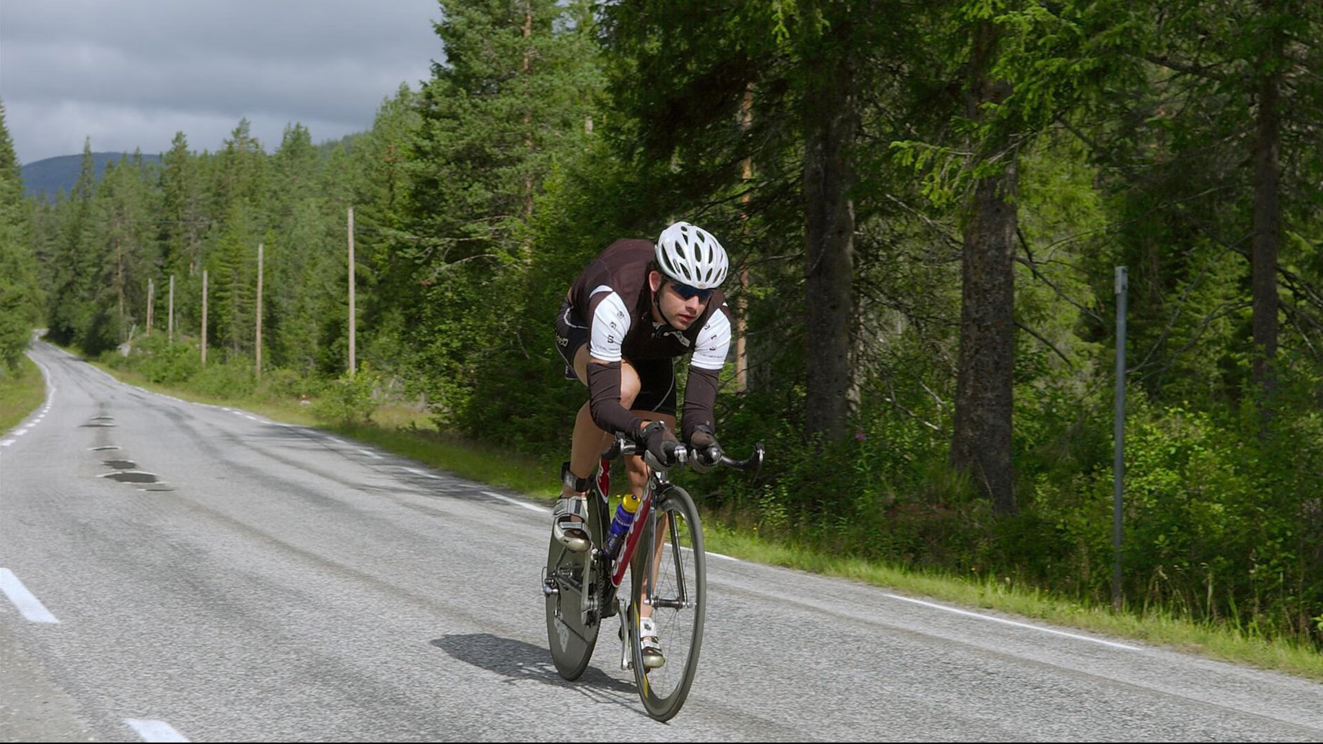 “豪车飙速：性能与美学的巅峰演绎”，豪车飙车电影